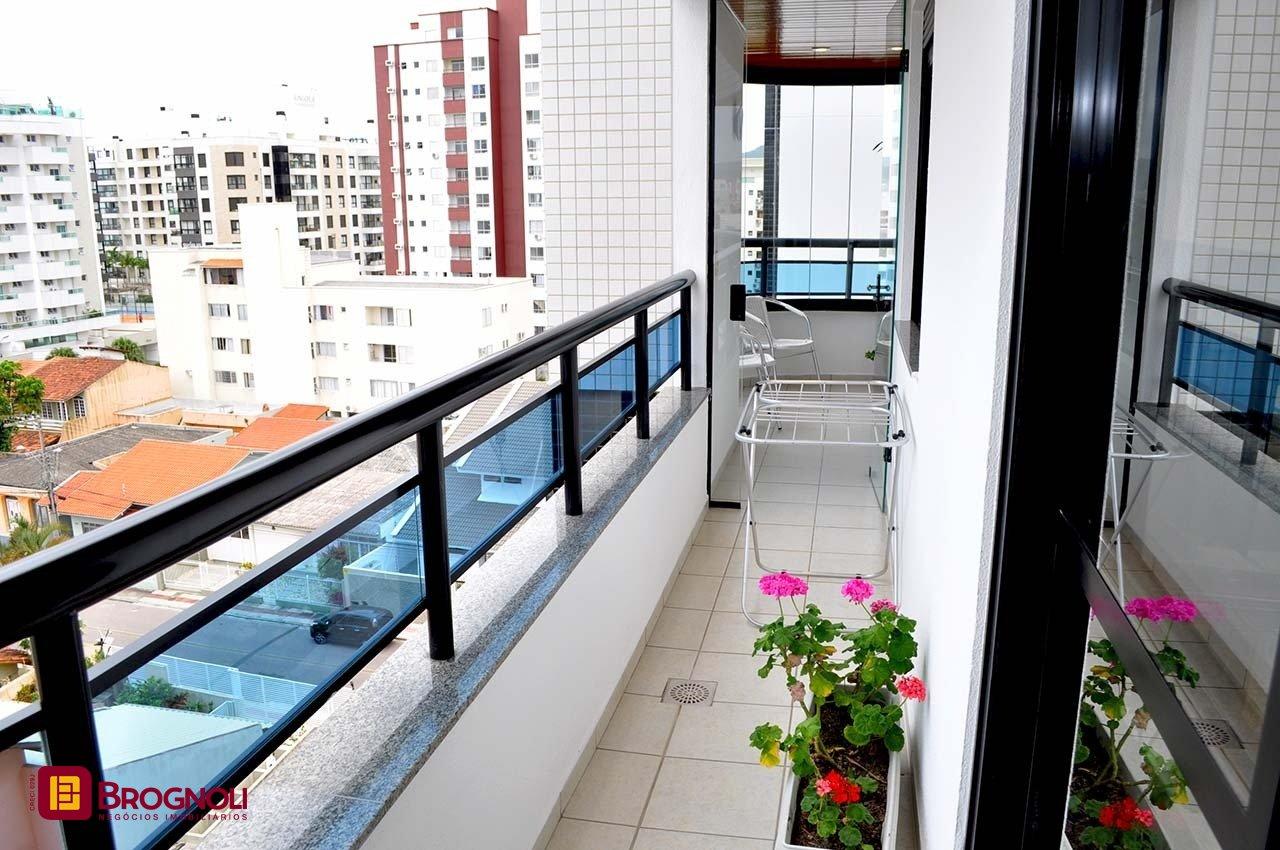 Apartamento com 200m², 6 quartos (sendo 3 suítes), 3 garagens, no bairro Balneário em Florianópolis