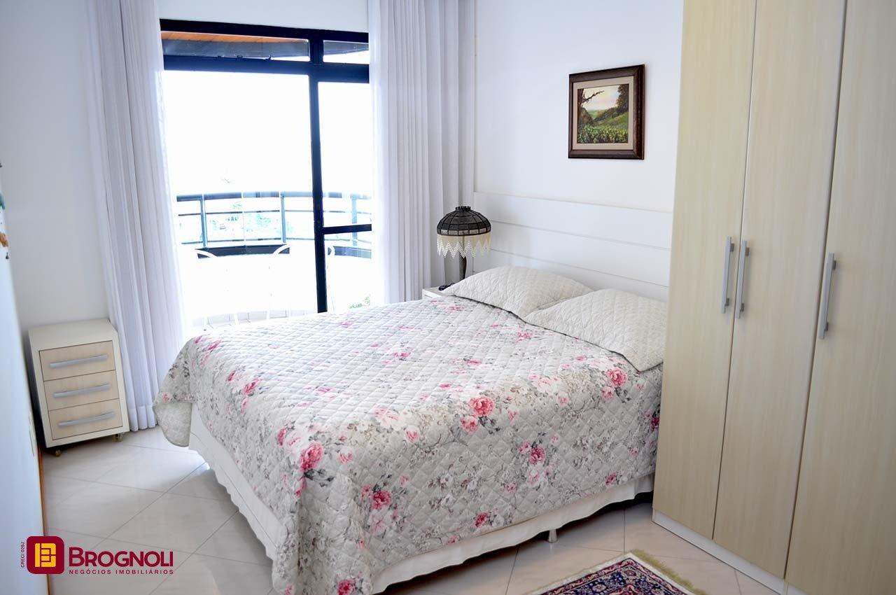 Apartamento com 200m², 6 quartos (sendo 3 suítes), 3 garagens, no bairro Balneário em Florianópolis