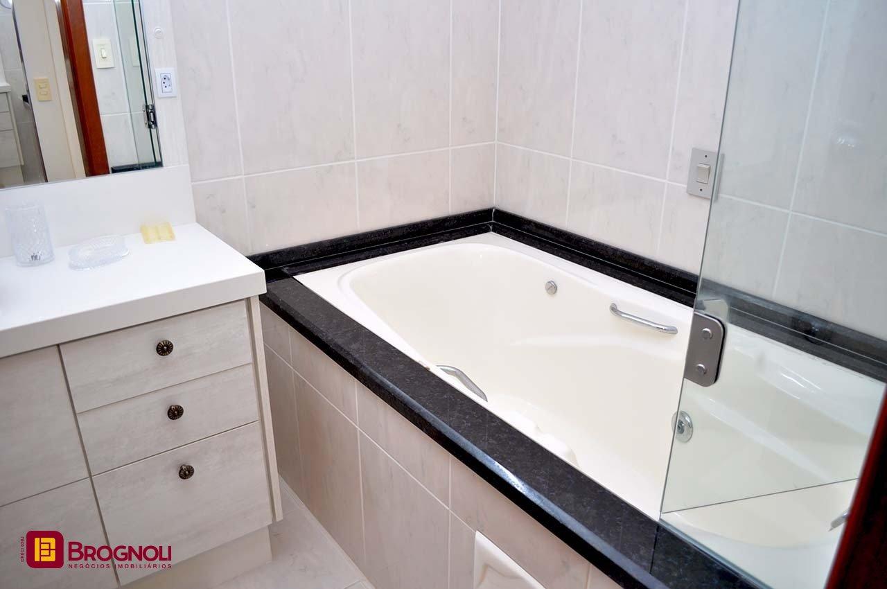 Apartamento com 200m², 6 quartos (sendo 3 suítes), 3 garagens, no bairro Balneário em Florianópolis