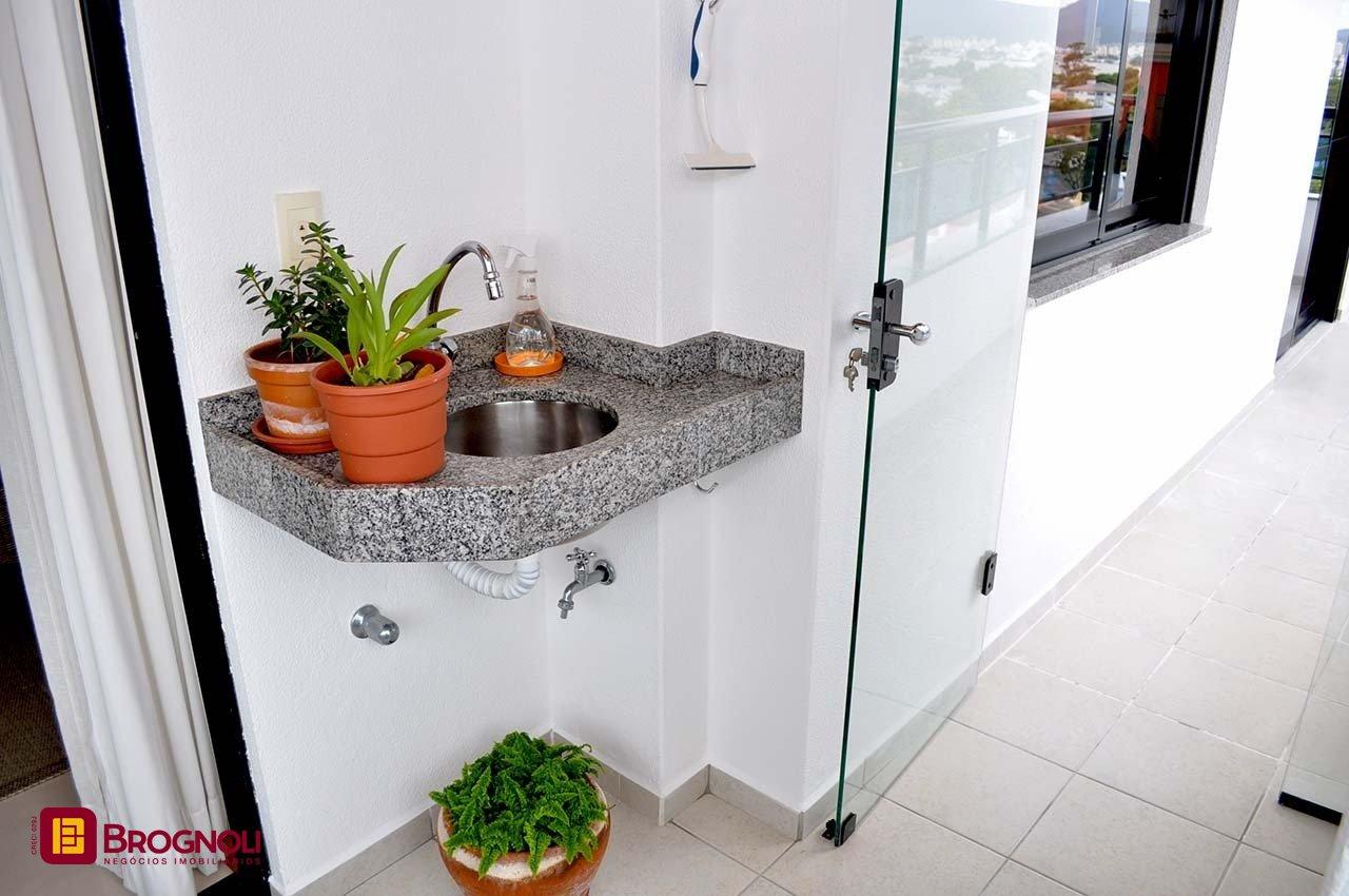 Apartamento com 200m², 6 quartos (sendo 3 suítes), 3 garagens, no bairro Balneário em Florianópolis
