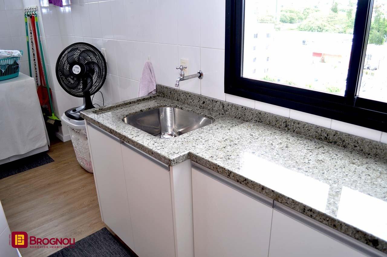 Apartamento com 200m², 6 quartos (sendo 3 suítes), 3 garagens, no bairro Balneário em Florianópolis