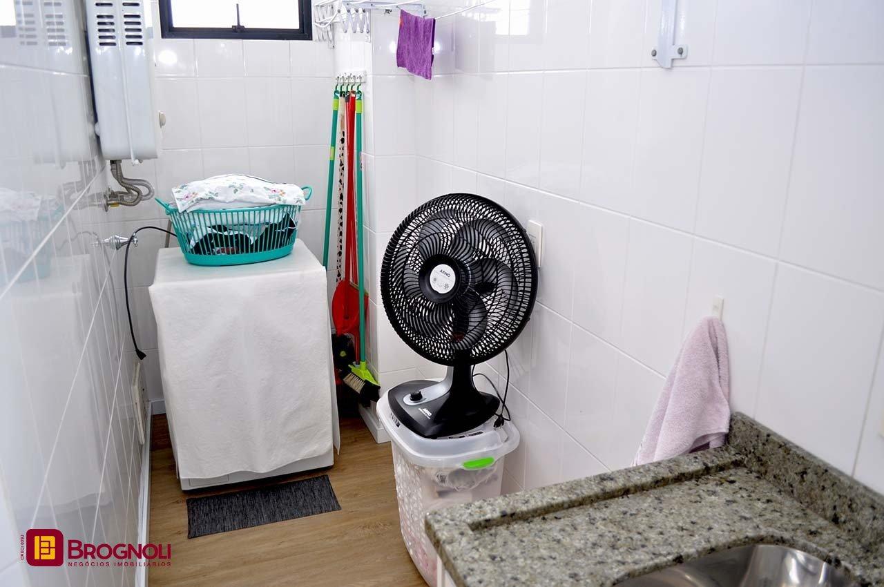 Apartamento com 200m², 6 quartos (sendo 3 suítes), 3 garagens, no bairro Balneário em Florianópolis