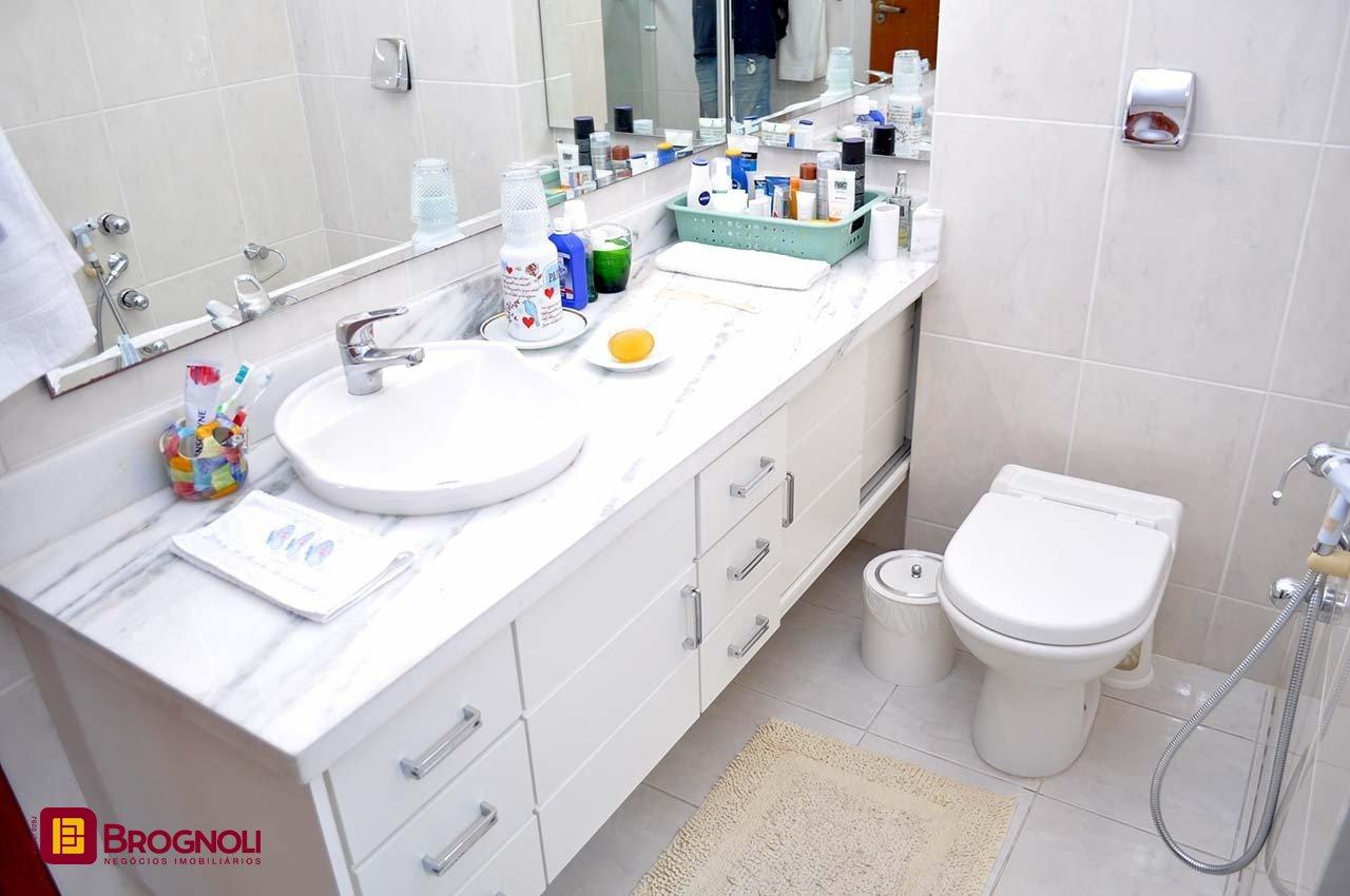 Apartamento com 200m², 6 quartos (sendo 3 suítes), 3 garagens, no bairro Balneário em Florianópolis