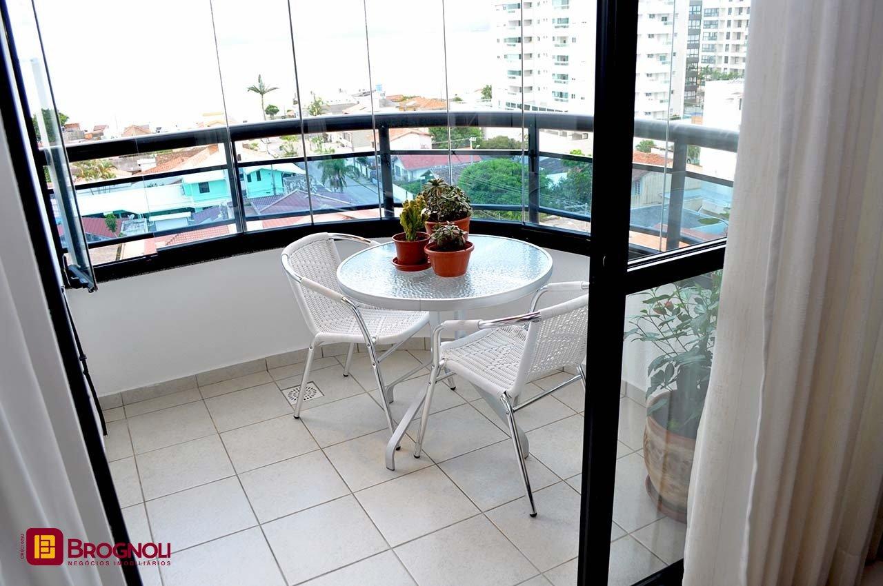 Apartamento com 200m², 6 quartos (sendo 3 suítes), 3 garagens, no bairro Balneário em Florianópolis
