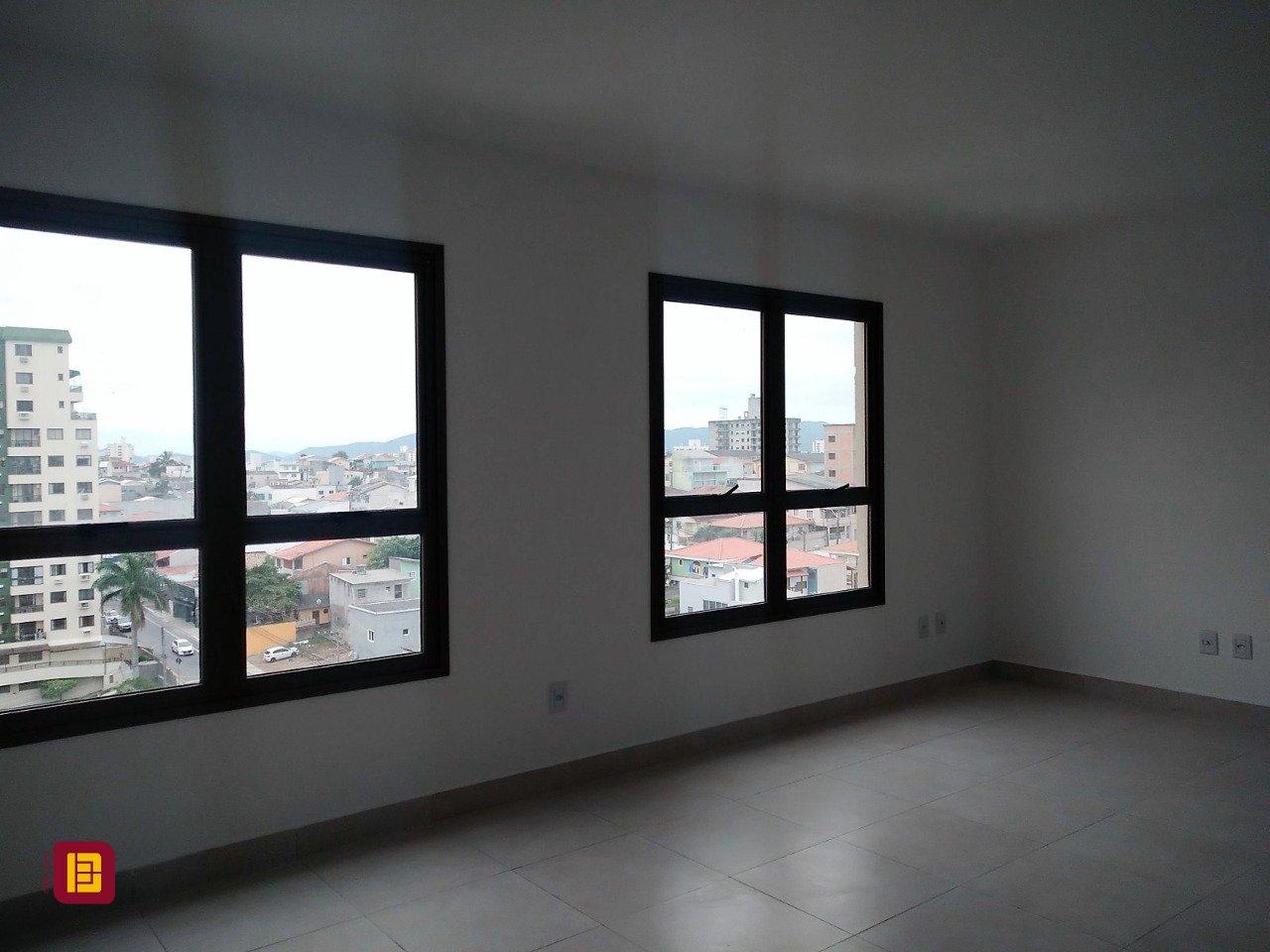Sala com 36m², 1 garagem, no bairro Barreiros em São José