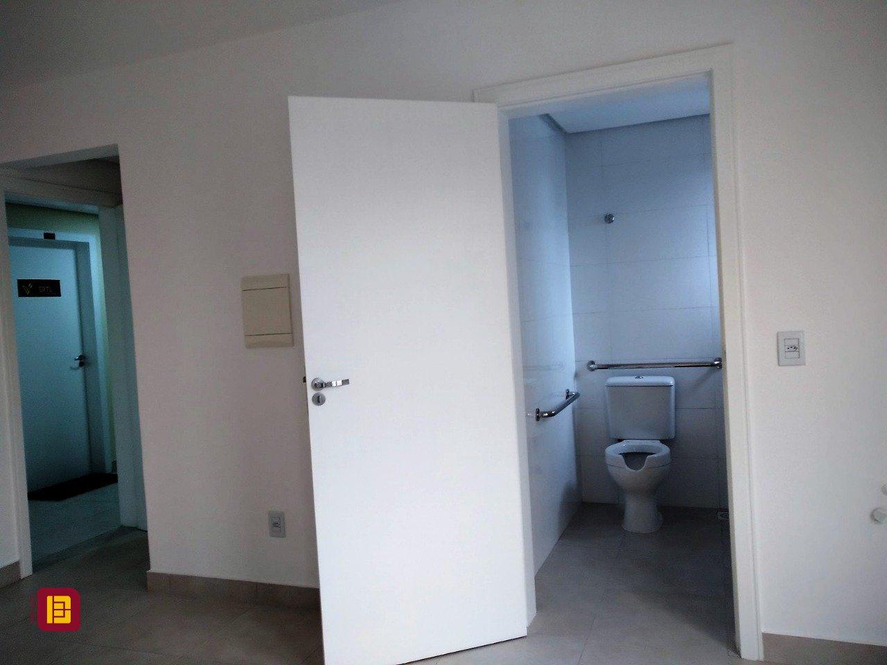 Sala com 36m², 1 garagem, no bairro Barreiros em São José