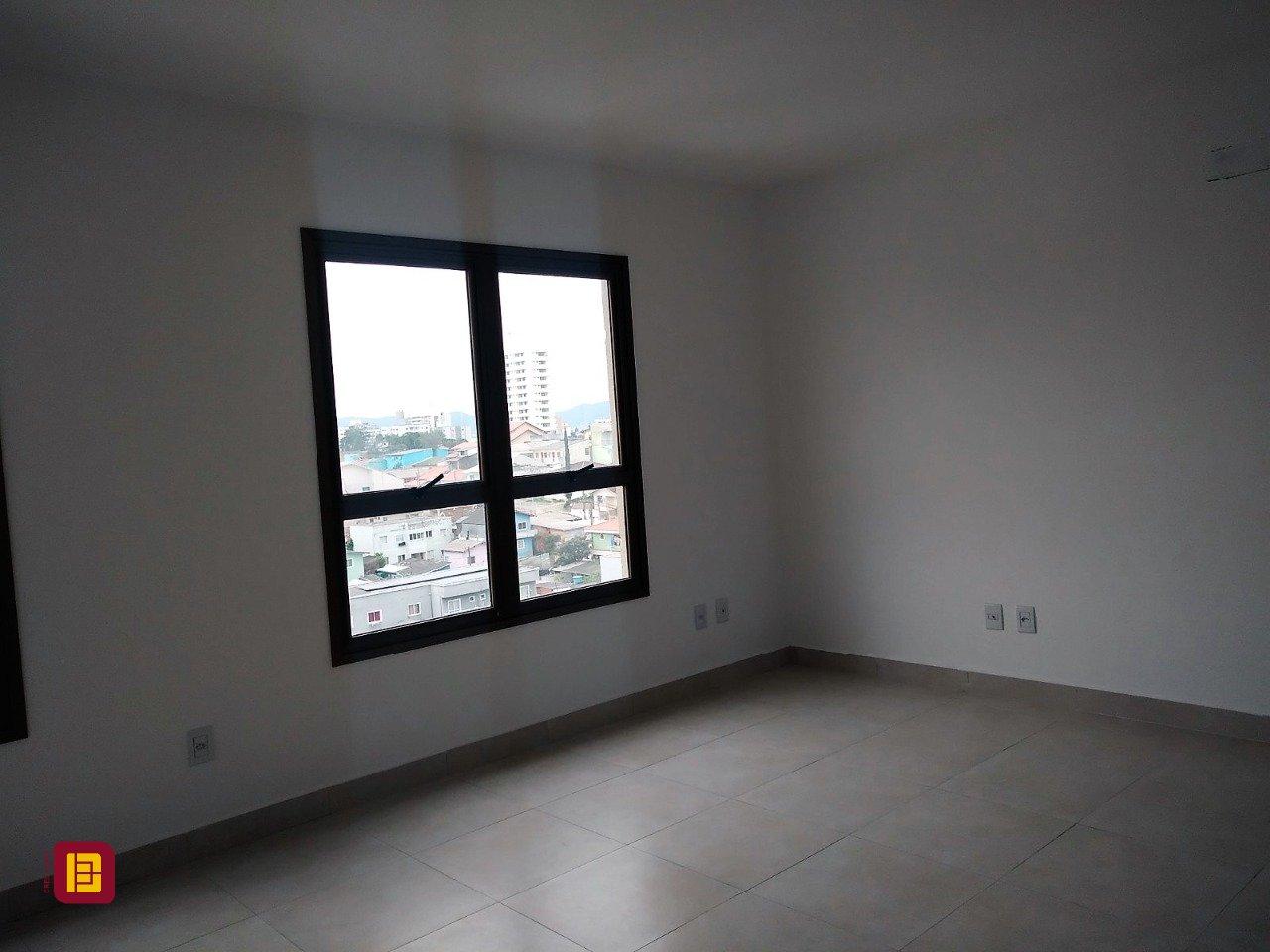 Sala com 36m², 1 garagem, no bairro Barreiros em São José