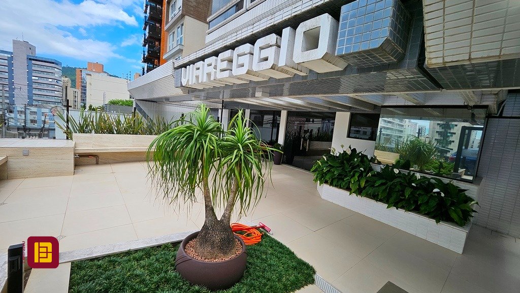 Apartamento com 146m², 5 quartos (sendo 1 suíte), 2 garagens, no bairro Centro em Florianópolis