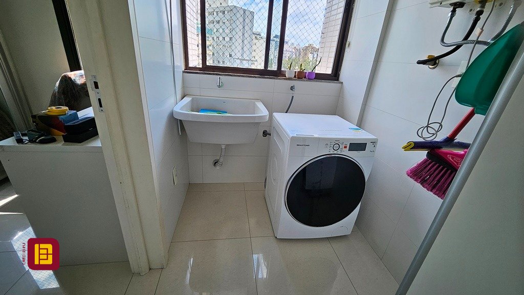Apartamento com 146m², 5 quartos (sendo 1 suíte), 2 garagens, no bairro Centro em Florianópolis