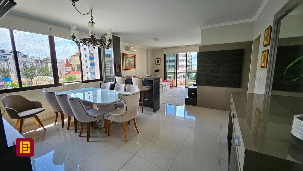 Apartamento com 146m², 5 quartos (sendo 1 suíte), 2 garagens, no bairro Centro em Florianópolis