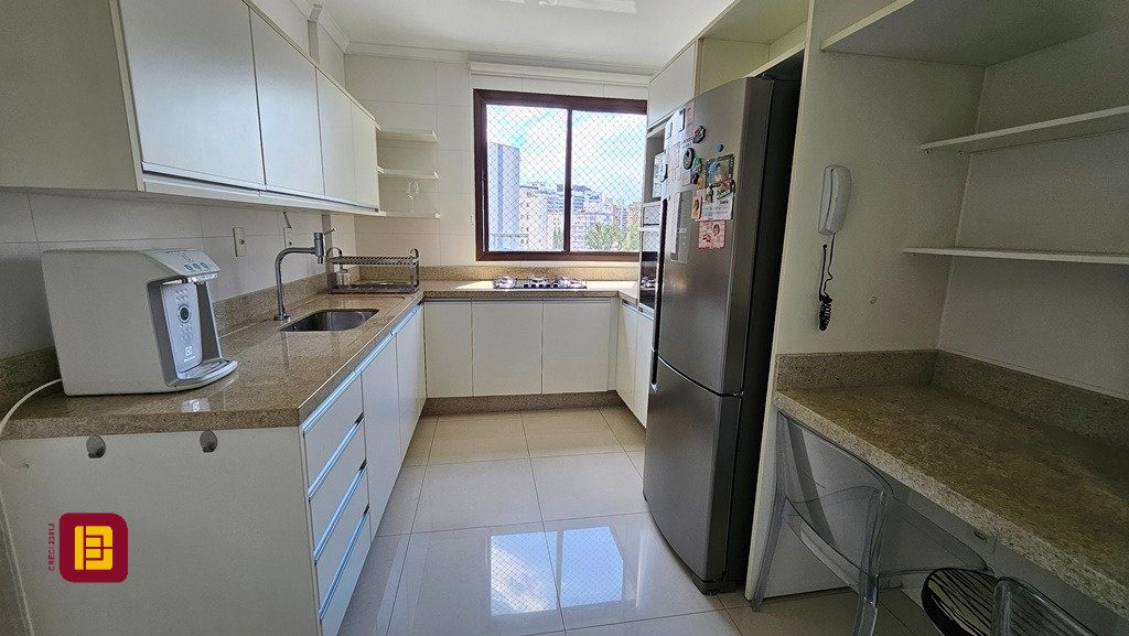 Apartamento com 146m², 5 quartos (sendo 1 suíte), 2 garagens, no bairro Centro em Florianópolis