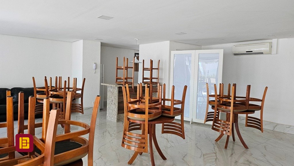 Apartamento com 146m², 5 quartos (sendo 1 suíte), 2 garagens, no bairro Centro em Florianópolis