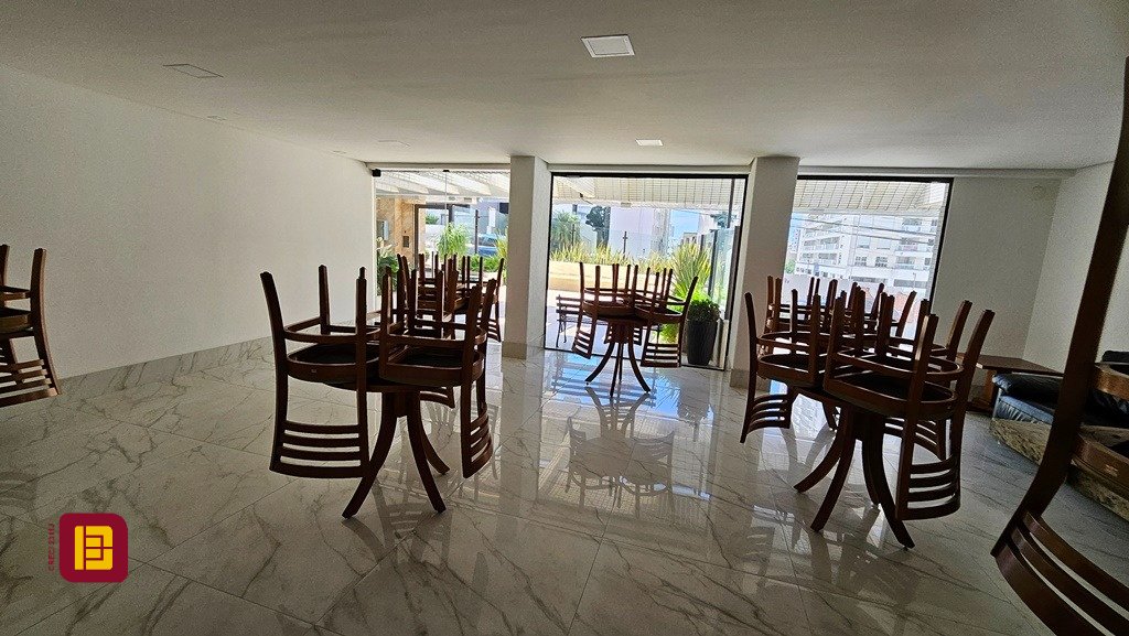 Apartamento com 146m², 5 quartos (sendo 1 suíte), 2 garagens, no bairro Centro em Florianópolis