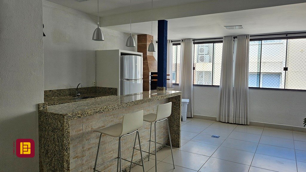 Apartamento com 146m², 5 quartos (sendo 1 suíte), 2 garagens, no bairro Centro em Florianópolis