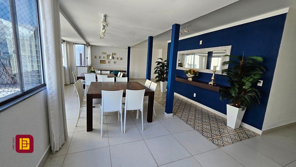 Apartamento com 146m², 5 quartos (sendo 1 suíte), 2 garagens, no bairro Centro em Florianópolis