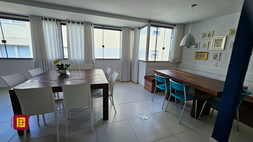 Apartamento com 146m², 5 quartos (sendo 1 suíte), 2 garagens, no bairro Centro em Florianópolis