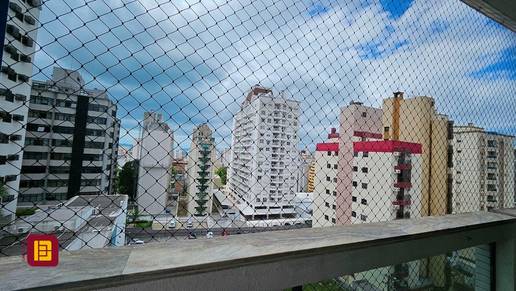 Apartamento com 146m², 5 quartos (sendo 1 suíte), 2 garagens, no bairro Centro em Florianópolis