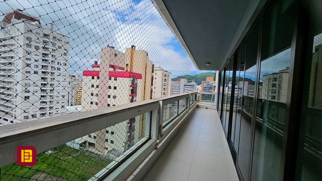 Apartamento com 146m², 5 quartos (sendo 1 suíte), 2 garagens, no bairro Centro em Florianópolis