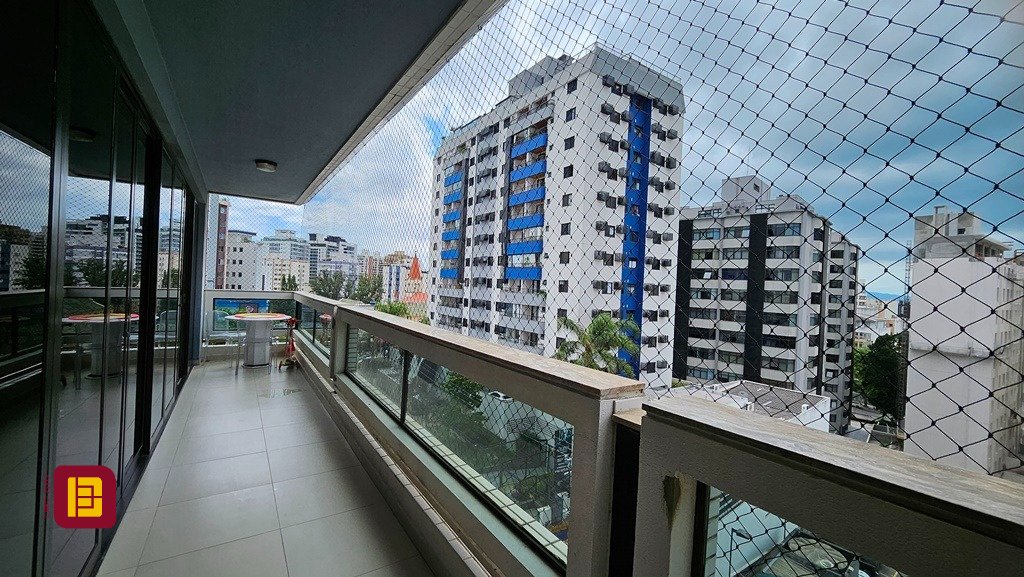 Apartamento com 146m², 5 quartos (sendo 1 suíte), 2 garagens, no bairro Centro em Florianópolis