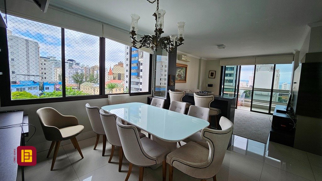 Apartamento com 146m², 5 quartos (sendo 1 suíte), 2 garagens, no bairro Centro em Florianópolis