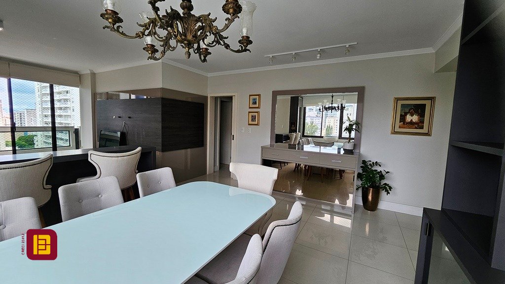 Apartamento com 146m², 5 quartos (sendo 1 suíte), 2 garagens, no bairro Centro em Florianópolis