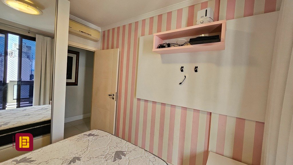 Apartamento com 146m², 5 quartos (sendo 1 suíte), 2 garagens, no bairro Centro em Florianópolis