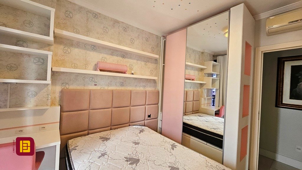 Apartamento com 146m², 5 quartos (sendo 1 suíte), 2 garagens, no bairro Centro em Florianópolis