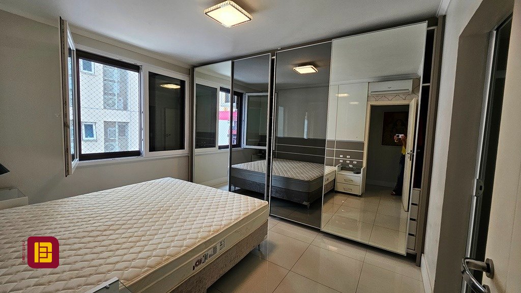 Apartamento com 146m², 5 quartos (sendo 1 suíte), 2 garagens, no bairro Centro em Florianópolis