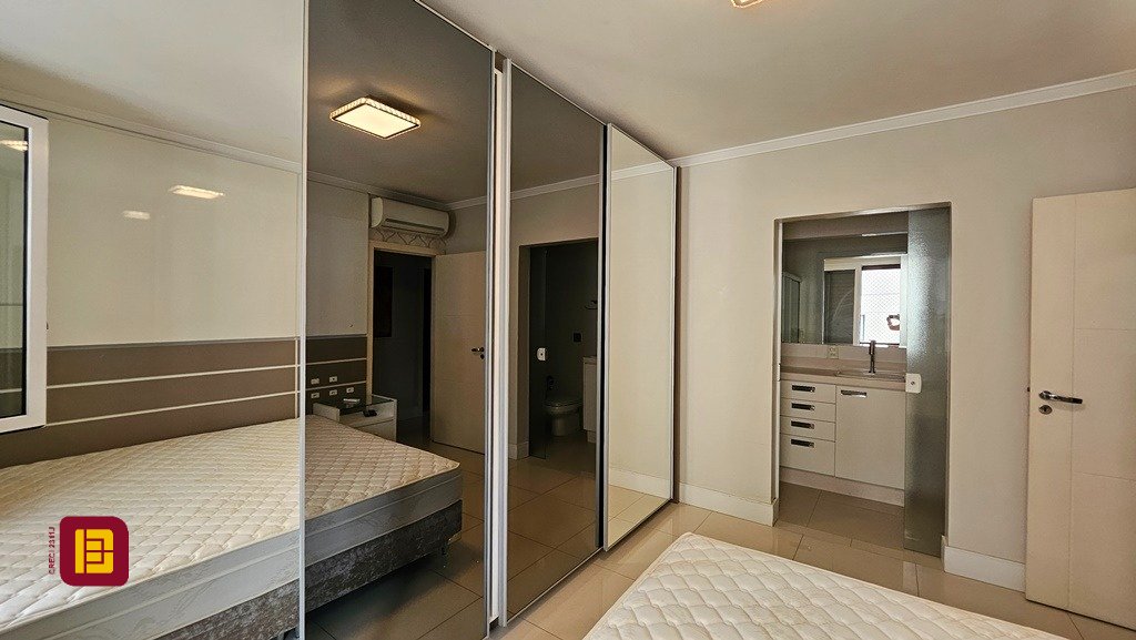 Apartamento com 146m², 5 quartos (sendo 1 suíte), 2 garagens, no bairro Centro em Florianópolis