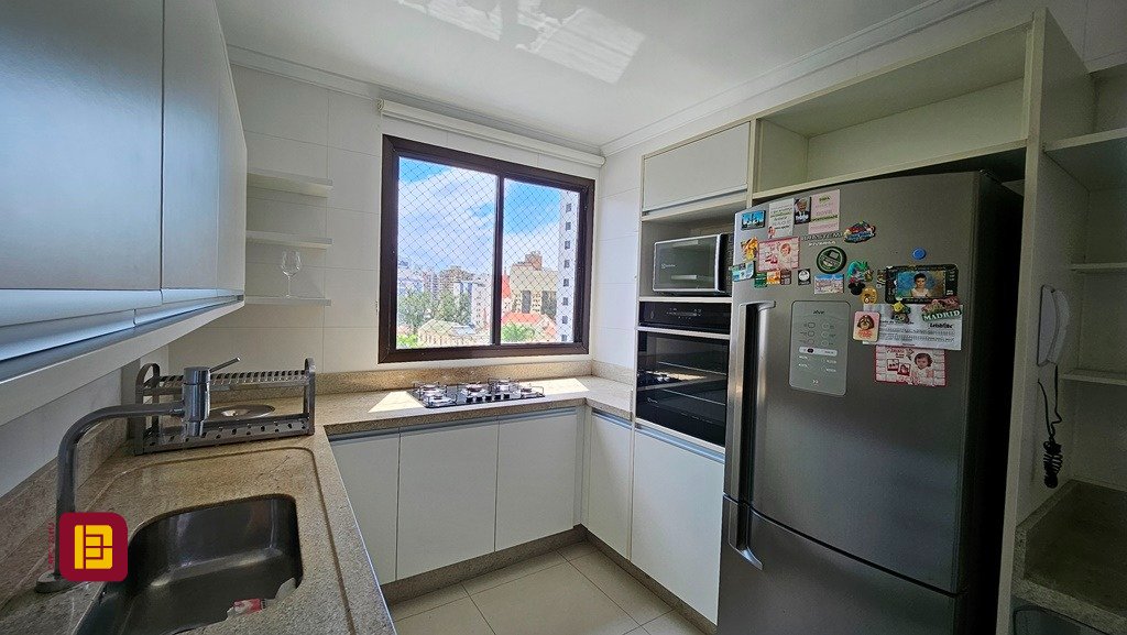 Apartamento com 146m², 5 quartos (sendo 1 suíte), 2 garagens, no bairro Centro em Florianópolis