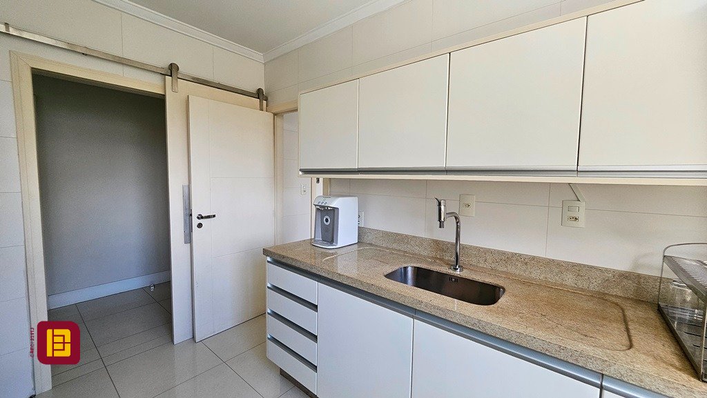 Apartamento com 146m², 5 quartos (sendo 1 suíte), 2 garagens, no bairro Centro em Florianópolis