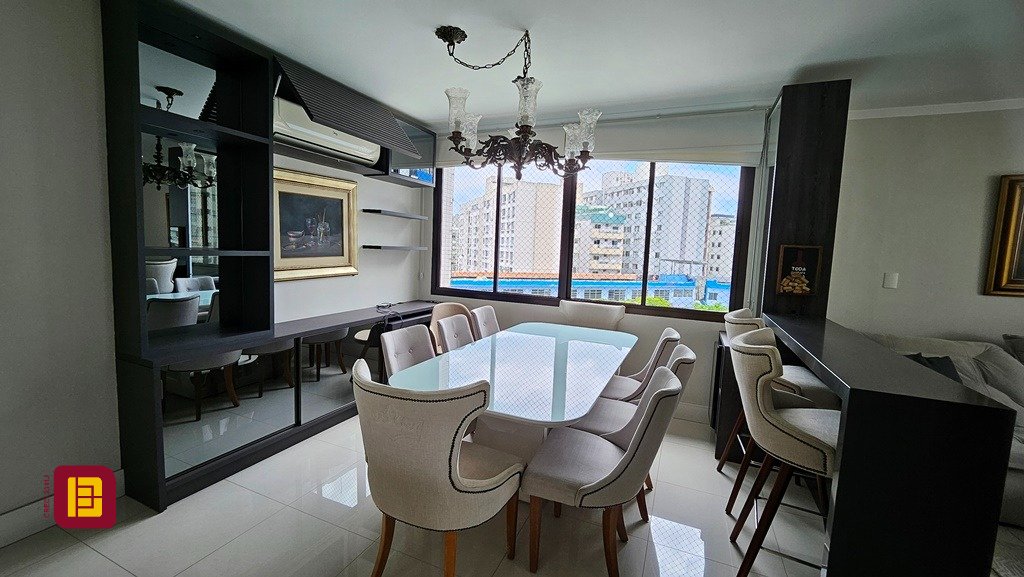 Apartamento com 146m², 5 quartos (sendo 1 suíte), 2 garagens, no bairro Centro em Florianópolis