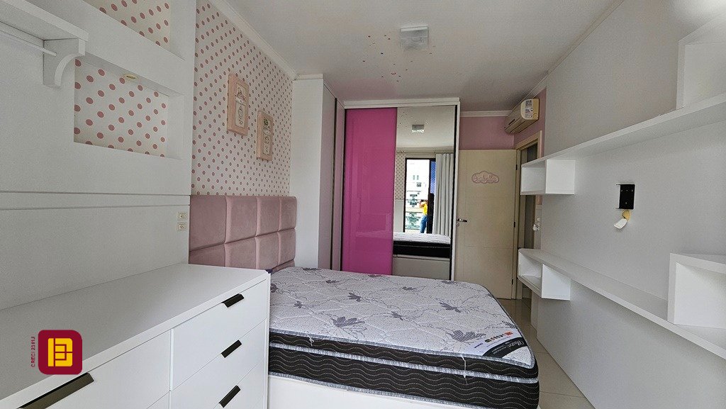 Apartamento com 146m², 5 quartos (sendo 1 suíte), 2 garagens, no bairro Centro em Florianópolis
