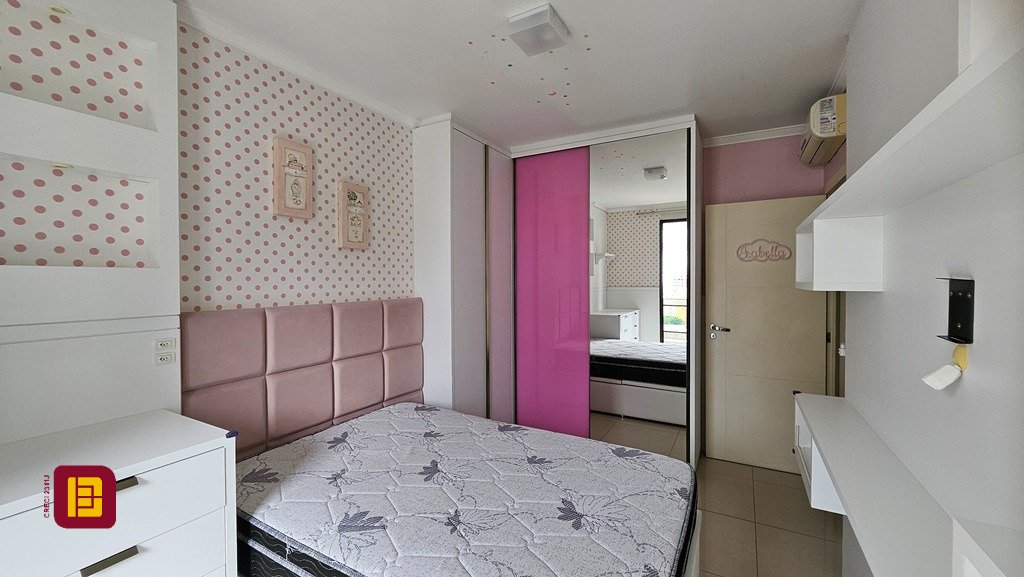 Apartamento com 146m², 5 quartos (sendo 1 suíte), 2 garagens, no bairro Centro em Florianópolis