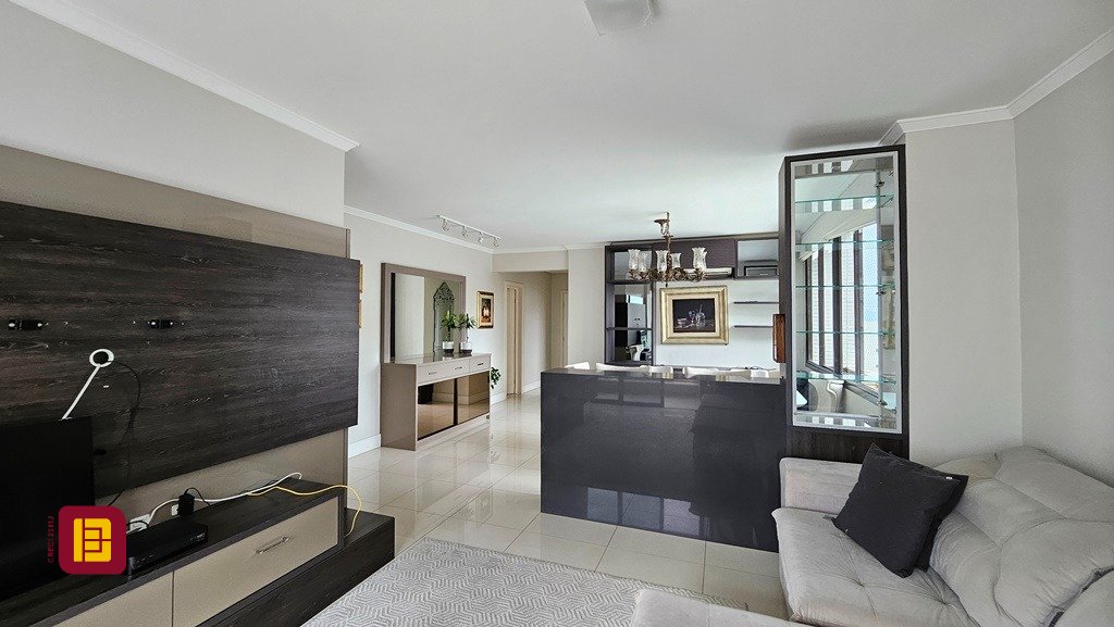 Apartamento com 146m², 5 quartos (sendo 1 suíte), 2 garagens, no bairro Centro em Florianópolis