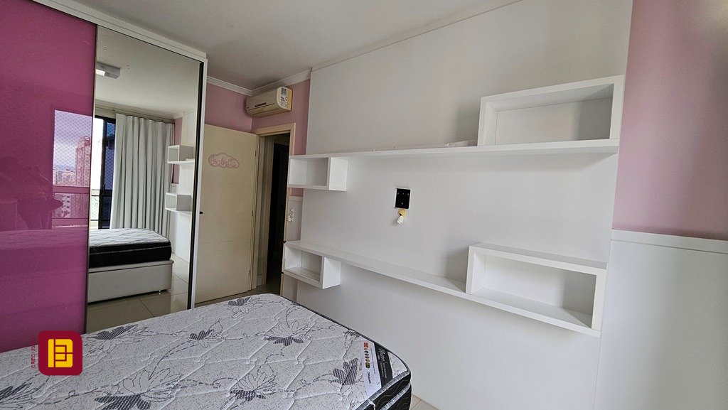Apartamento com 146m², 5 quartos (sendo 1 suíte), 2 garagens, no bairro Centro em Florianópolis