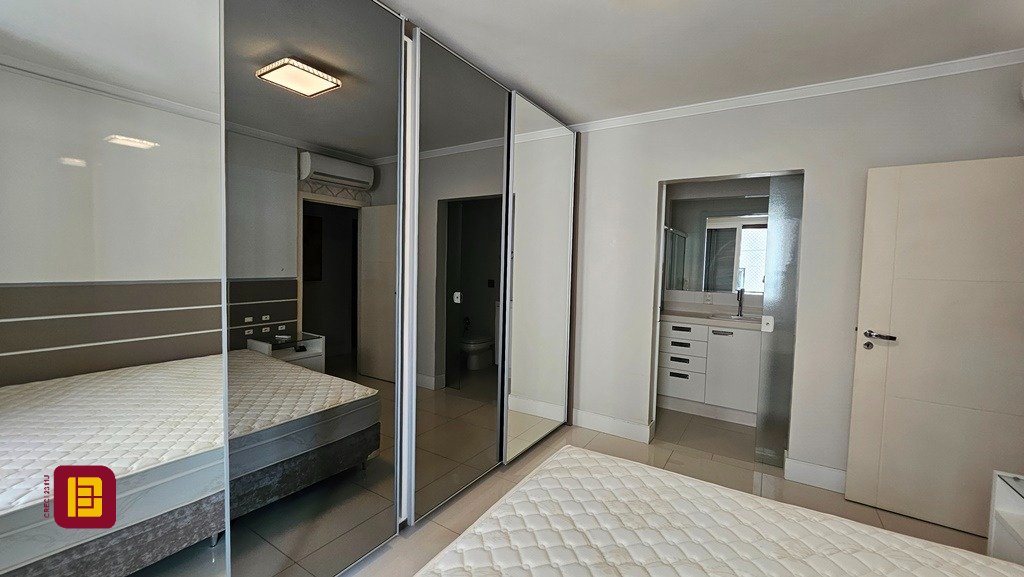 Apartamento com 146m², 5 quartos (sendo 1 suíte), 2 garagens, no bairro Centro em Florianópolis