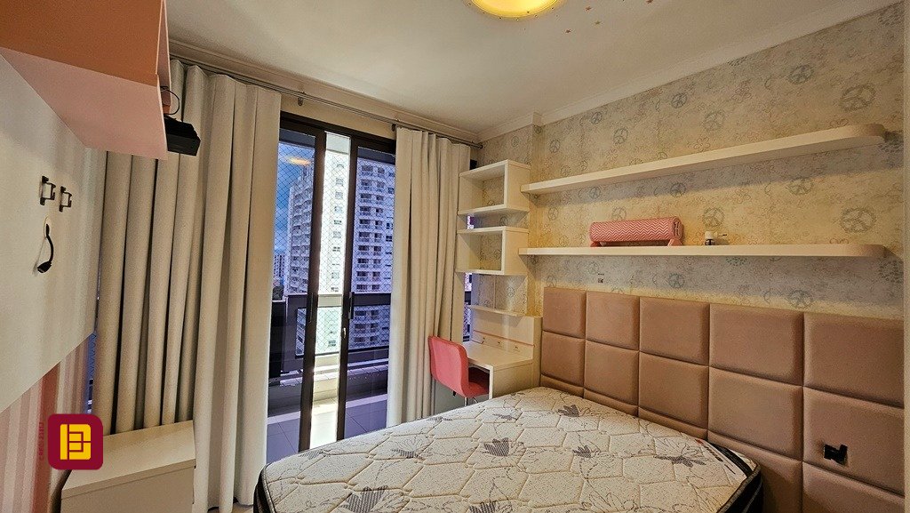 Apartamento com 146m², 5 quartos (sendo 1 suíte), 2 garagens, no bairro Centro em Florianópolis