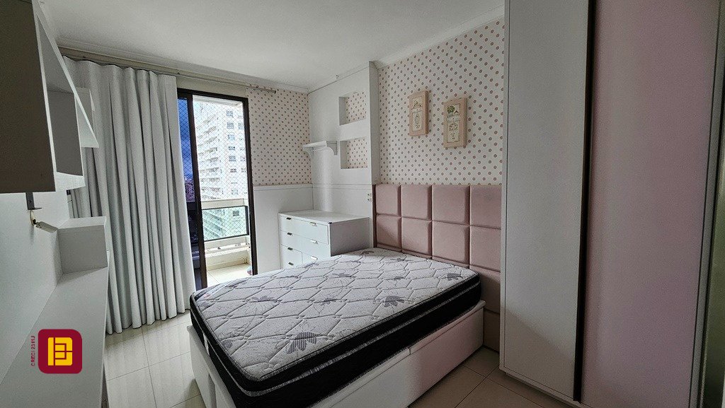 Apartamento com 146m², 5 quartos (sendo 1 suíte), 2 garagens, no bairro Centro em Florianópolis