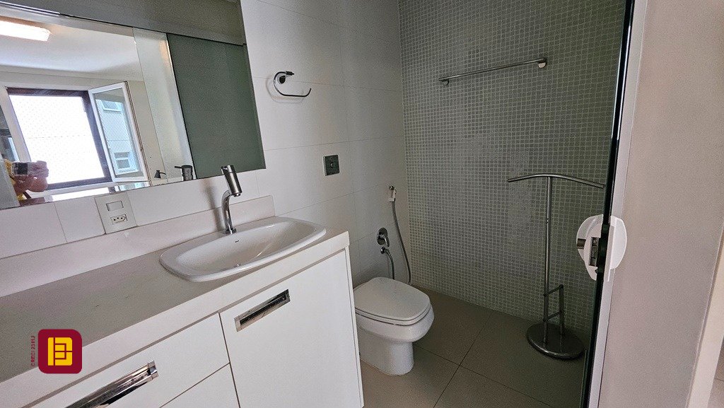 Apartamento com 146m², 5 quartos (sendo 1 suíte), 2 garagens, no bairro Centro em Florianópolis