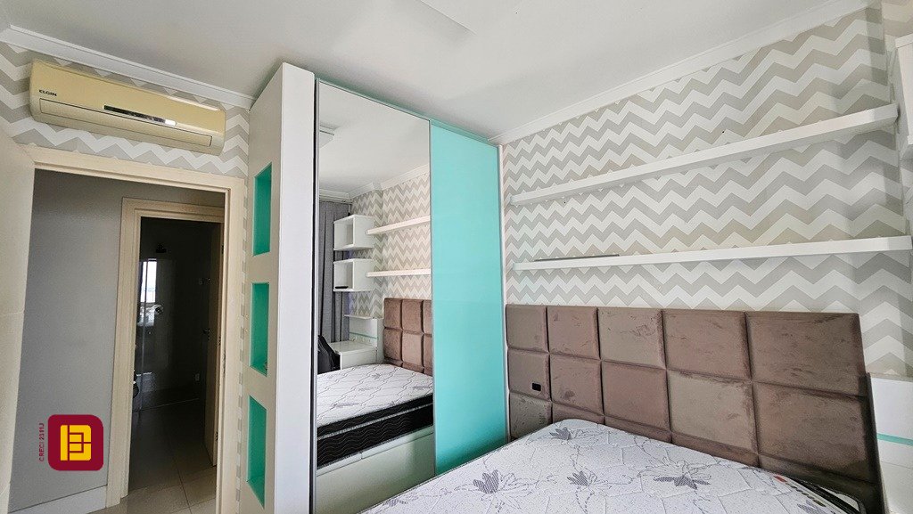 Apartamento com 146m², 5 quartos (sendo 1 suíte), 2 garagens, no bairro Centro em Florianópolis