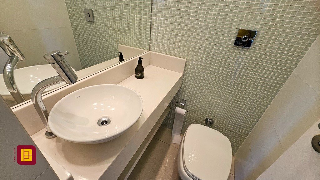 Apartamento com 146m², 5 quartos (sendo 1 suíte), 2 garagens, no bairro Centro em Florianópolis