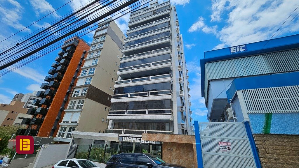 Apartamento com 146m², 5 quartos (sendo 1 suíte), 2 garagens, no bairro Centro em Florianópolis