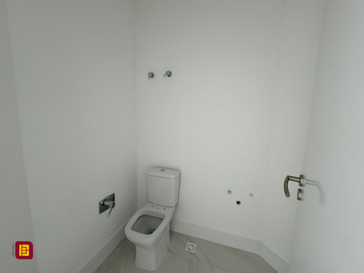 Apartamento com 133m², 6 quartos (sendo 3 suítes), 2 garagens, no bairro João Paulo em Florianópolis