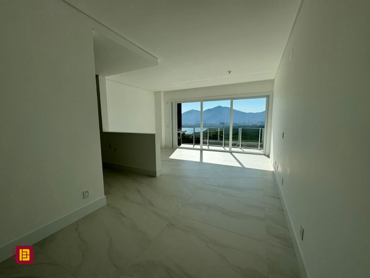 Apartamento com 133m², 6 quartos (sendo 3 suítes), 2 garagens, no bairro João Paulo em Florianópolis