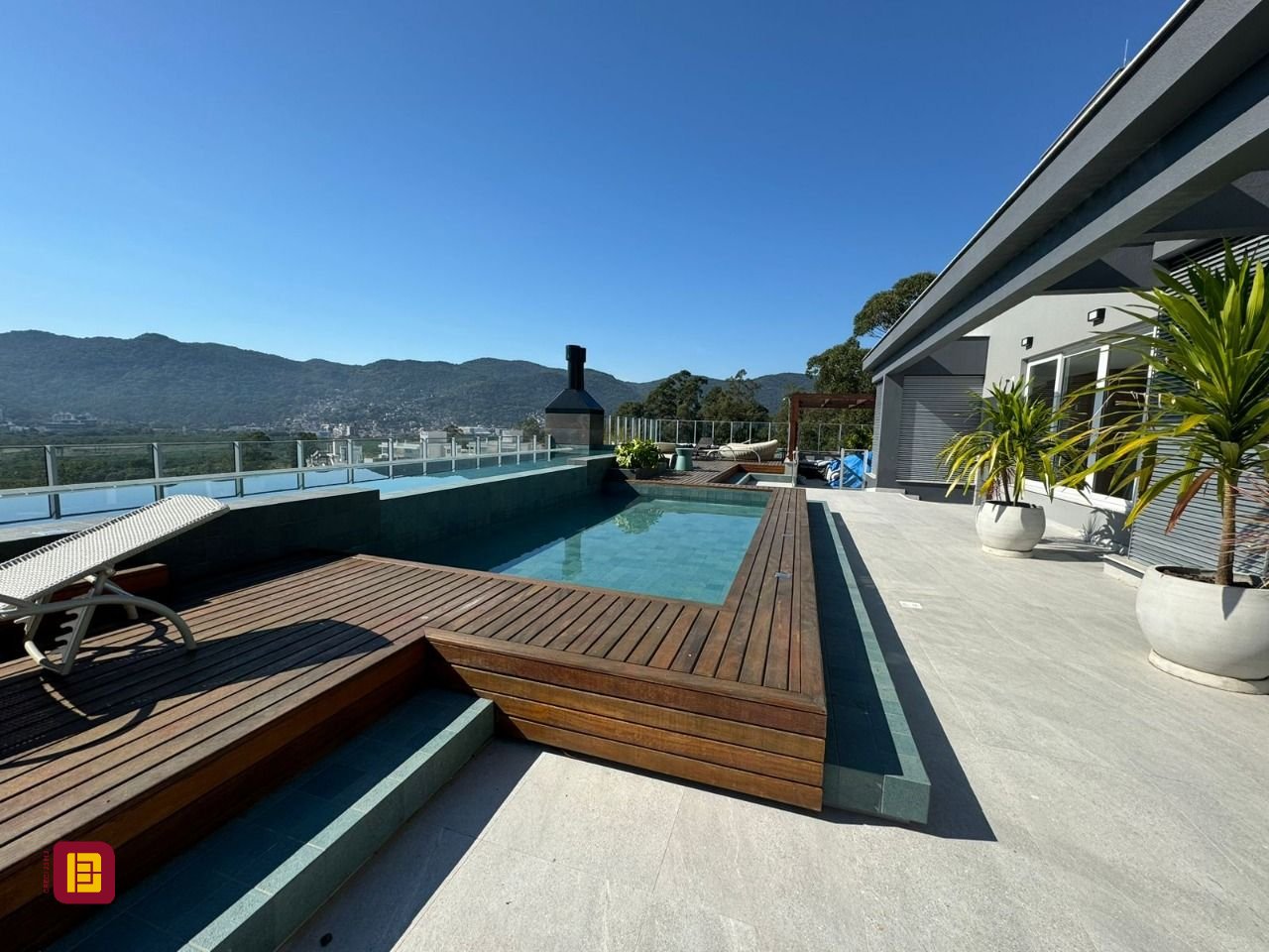 Apartamento com 133m², 6 quartos (sendo 3 suítes), 2 garagens, no bairro João Paulo em Florianópolis