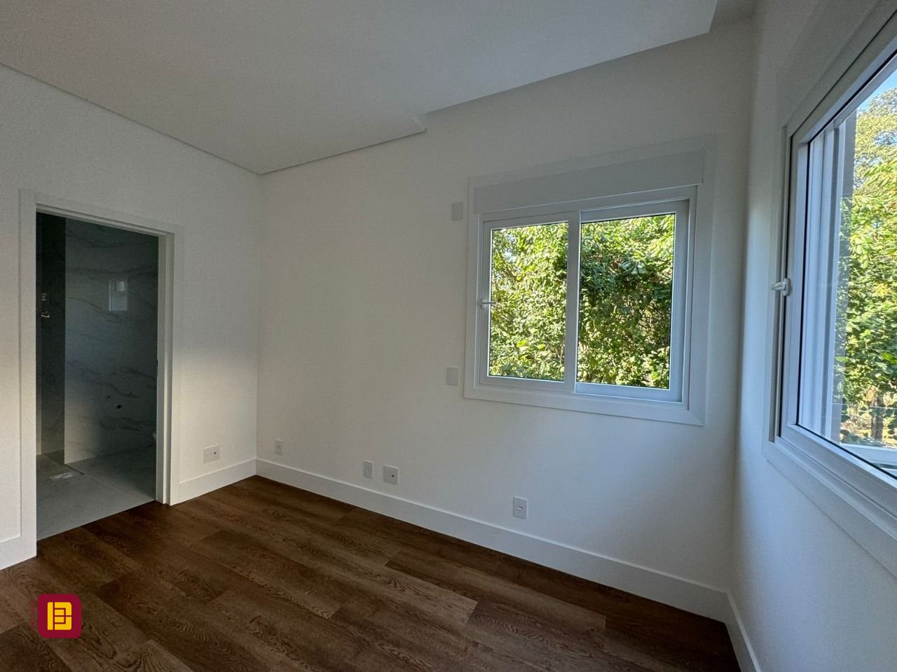 Apartamento com 133m², 6 quartos (sendo 3 suítes), 2 garagens, no bairro João Paulo em Florianópolis