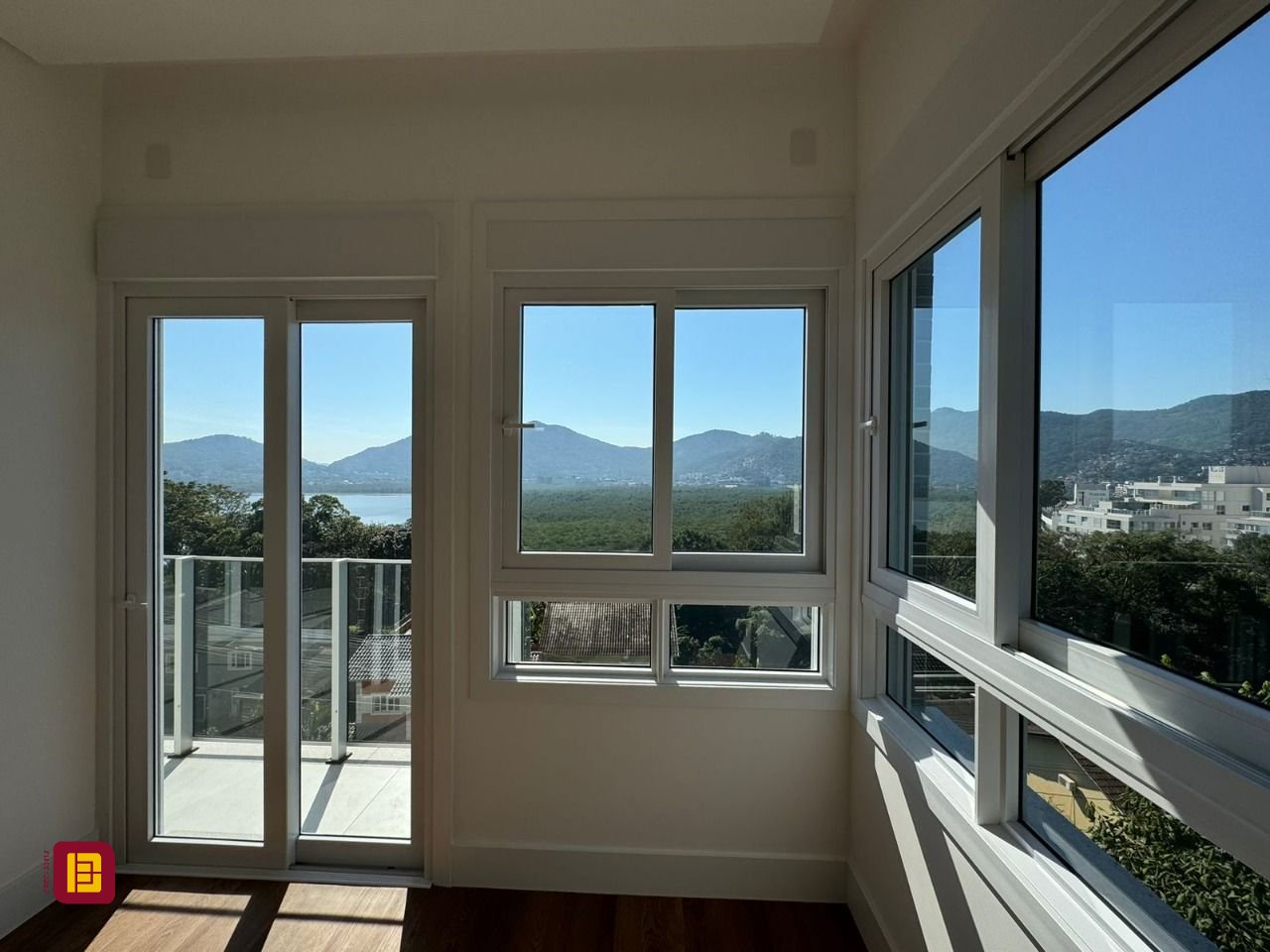 Apartamento com 133m², 6 quartos (sendo 3 suítes), 2 garagens, no bairro João Paulo em Florianópolis