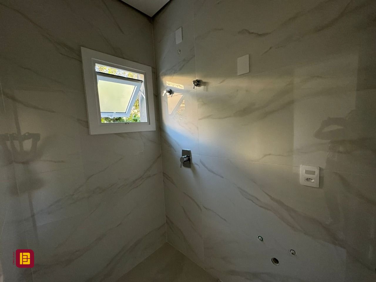 Apartamento com 133m², 6 quartos (sendo 3 suítes), 2 garagens, no bairro João Paulo em Florianópolis