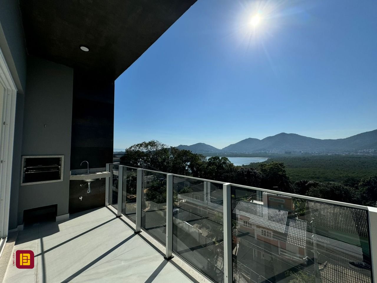 Apartamento com 133m², 6 quartos (sendo 3 suítes), 2 garagens, no bairro João Paulo em Florianópolis